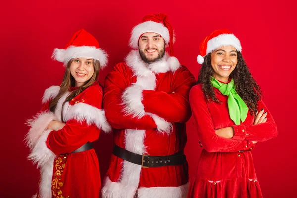 Brasilianska Vänner Med Julkläder Tomten Med Armarna Korsade — Stockfoto