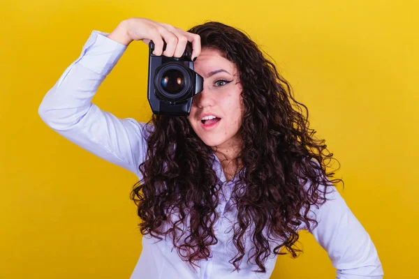 Mujer Caucásica Fotógrafa Brasileña Sosteniendo Cámara Fotográfica Tomando Fotos Publicidad — Foto de Stock