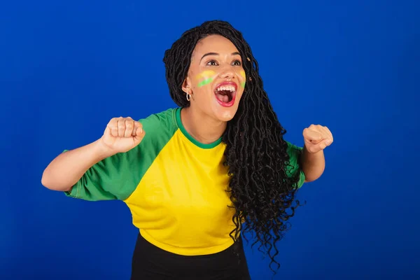 若い黒人のブラジル人女性サッカーファン 祝う事も祝う事も ポイント チャンピオンチームを祝う — ストック写真