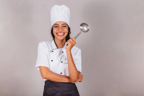 Genç Siyah Brezilyalı Kadın Aşçı Çorba Çorba Hazırlamak Için Mutfak — Stok fotoğraf