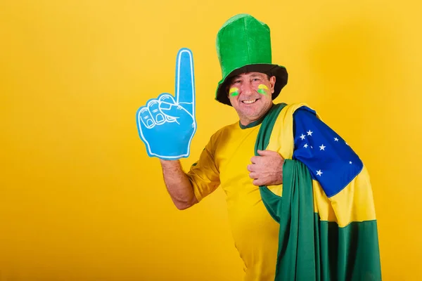 成年男子 足球迷从巴西 身穿旗帜 泡沫手指微笑拍照 — 图库照片