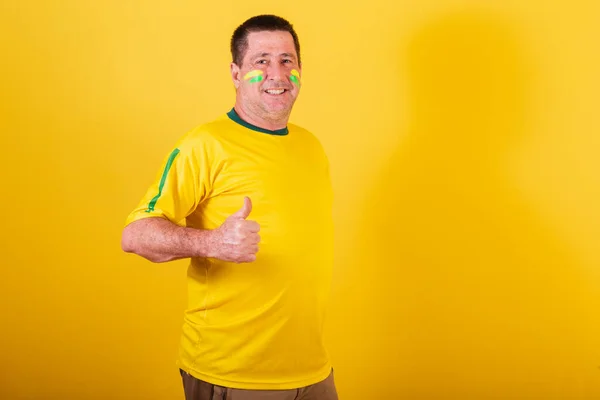 Dorosły Człowiek Brazylijski Fan Piłki Nożnej Jak Znak Rękami Zatwierdzenie — Zdjęcie stockowe
