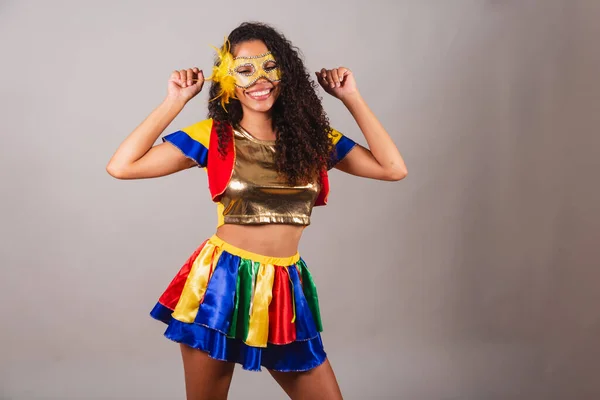 Güzel Siyah Brezilyalı Kadın Açık Renkli Elbiseli Karnaval Maske Takmak — Stok fotoğraf