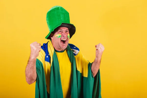 Homem Adulto Futebol Brasil Vestindo Bandeira Chapéu Comemorando — Fotografia de Stock