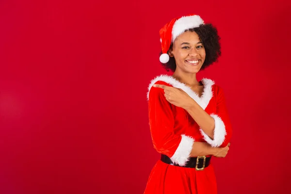 Mooie Zwarte Braziliaanse Vrouw Verkleed Als Kerstman Mama Claus Presentatie — Stockfoto