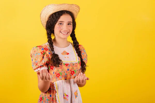 Festival Junina Için Geleneksel Turuncu Kıyafetler Giyen Bir Kız Ellerinle — Stok fotoğraf