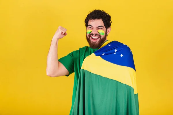 Біла Людина Бородою Бразильський Футбольний Фанат Бразилії Піднята Рука Концепція — стокове фото