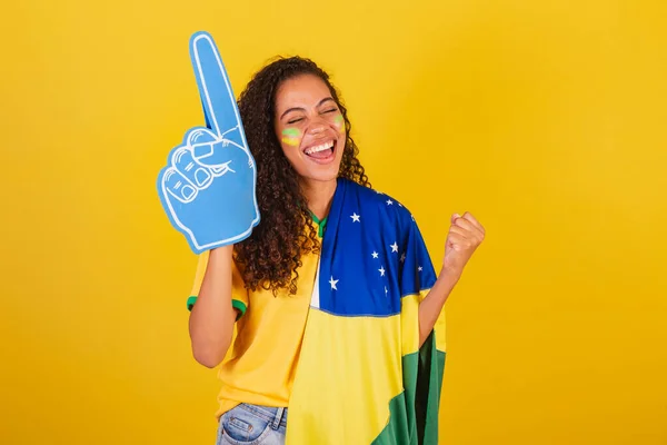 Joven Brasileña Negra Fanática Del Fútbol Con Bandera Accesorios Celebrando —  Fotos de Stock