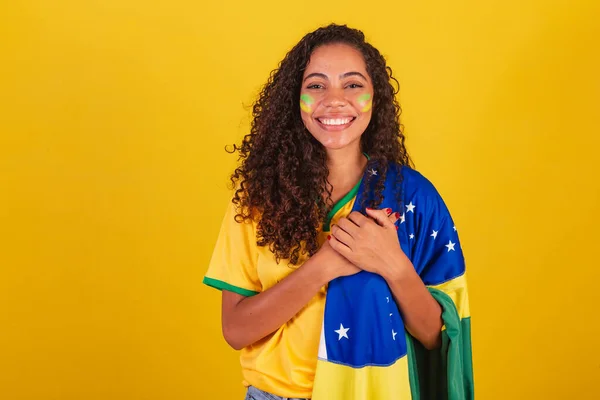 Genç Siyah Brezilyalı Kadın Futbol Fanatiği Brezilya Bayrağıyla Göğüs Göğüse — Stok fotoğraf