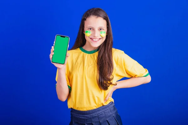 Genç Bir Kız Brezilyalı Bir Futbol Taraftarı Cep Telefonu Reklam — Stok fotoğraf