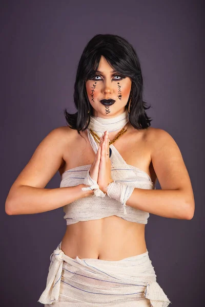 Halloween Rehearsal White Woman Wearing Mummy Costume Half Body Portrait — Stock Photo, Image