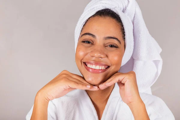 Mooie Braziliaanse Zwarte Vrouw Badjas Handdoek Close Foto Glimlachen Tanden — Stockfoto