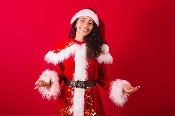 Schöne Brasilianische Schwarze Frau Gekleidet Als Weihnachtsmann Weihnachtskleidung Willkommen Fröhlich — Stockfoto