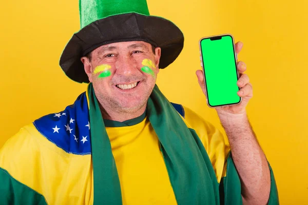 Erwachsener Mann Fußballfan Aus Brasilien Mit Fahne Zeigen Auf Smartphone — Stockfoto