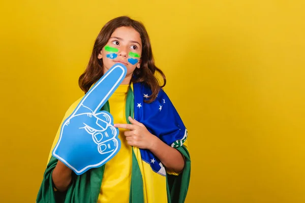 Brasilianisches Kind Kaukasier Fußballfan Mit Schaumstofffinger Nachdenklich Zweifel Weltmeisterschaft Olympische — Stockfoto