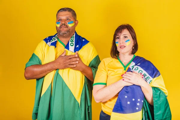 一对夫妇 红头发的女人和黑人男人 巴西足球迷 唱国歌 — 图库照片