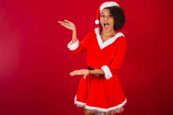 Linda Mulher Negra Brasileira Vestida Santa Claus Mama Claus Apresentando — Fotografia de Stock