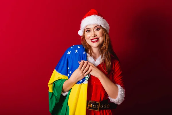 Όμορφη Βραζιλιάνα Κοκκινομάλλα Ντυμένη Χριστουγεννιάτικα Ρούχα Άγιος Βασίλης Σημαία Brazil — Φωτογραφία Αρχείου