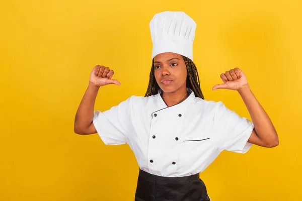 Genç Afro Brezilyalı Kadın Aşçı Onaylanmayan Sevilmeyen Negatif — Stok fotoğraf