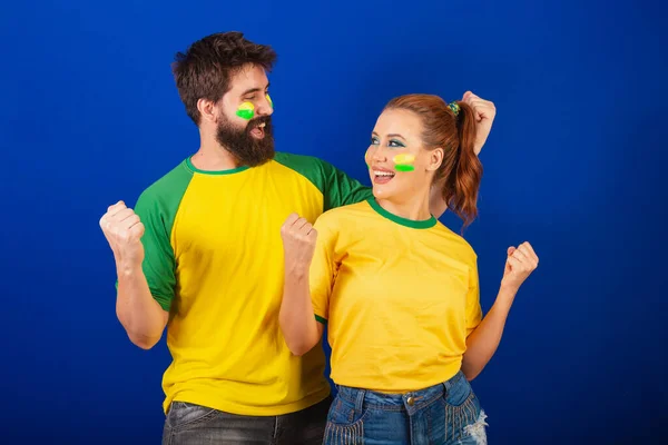 Couple Caucasien Fans Football Brésilien Tenant Les Bras Dans Célébration — Photo