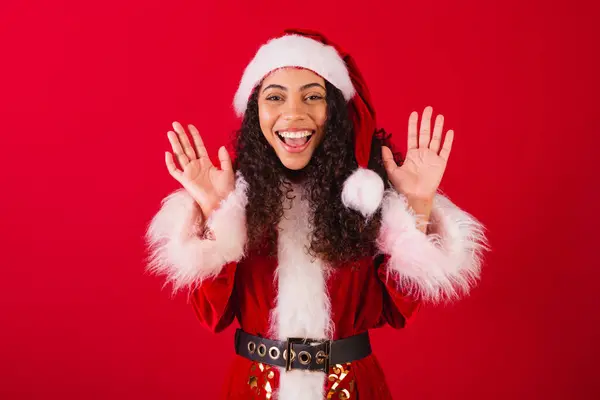 美しいブラジルの黒人女性サンタ クラスのクリスマス服を着て とても幸せなのです — ストック写真