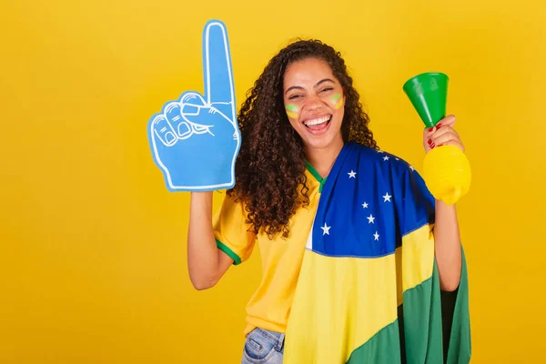 年轻的巴西黑人女子 足球迷 带着旗帜和装饰品 欢呼着 — 图库照片