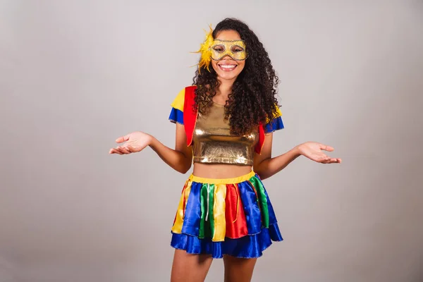 Mooie Zwarte Braziliaanse Vrouw Met Frevo Kleding Carnaval Draagt Een — Stockfoto