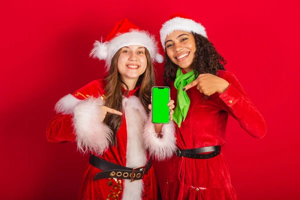 Бразильські Жінки Друзі Різдвяним Одягом Санта Клаус Екрані Смартфона Хромою — стокове фото