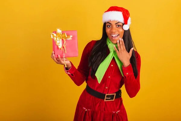 美しい黒ブラジルの女性 クリスマスの服を着て サンタクラス 赤いギフトとの疑い — ストック写真