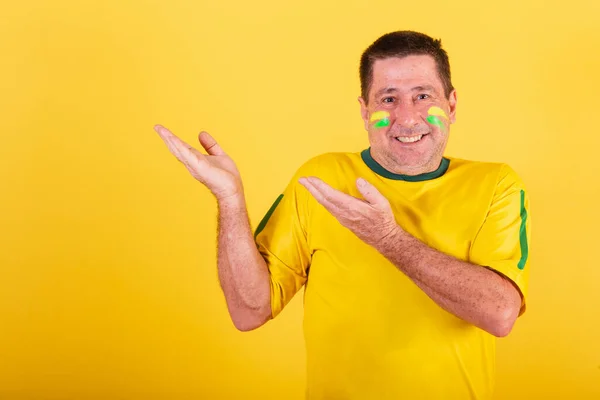 Adulto Tifoso Calcio Brasiliano Presentando Qualcosa Alla Sua Sinistra — Foto Stock