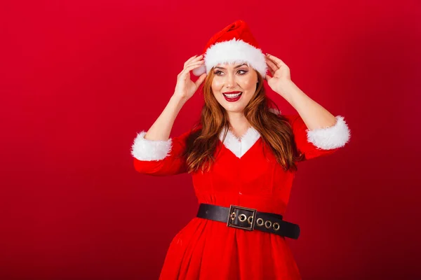 Hermosa Brasileña Pelirroja Vestida Con Ropa Navidad Santa Claus Expresión —  Fotos de Stock