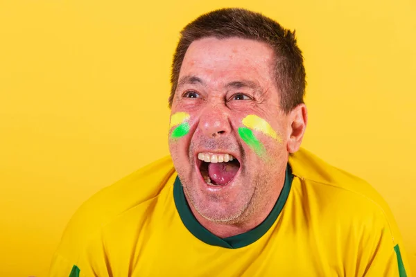 Yetişkin Adam Brezilya Futbolu Fanatiği Bağırma Golünü Yakın Çekim Fotoğrafını — Stok fotoğraf