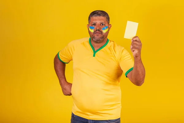 Brazylijczyk Czarny Fan Piłki Nożnej Brazylii Pokazuje Żółtą Kartkę Brak — Zdjęcie stockowe