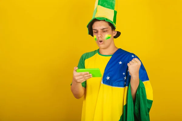 Fiatal Brazil Férfi Focirajongó Öltözött Zöld Okostelefon Mobiltelefon Online Brazíliában — Stock Fotó