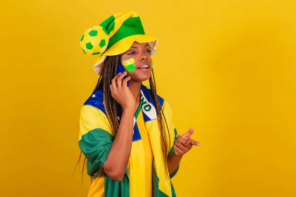年轻的巴西黑人女子足球迷 用智能手机打语音电话 会说话 — 图库照片
