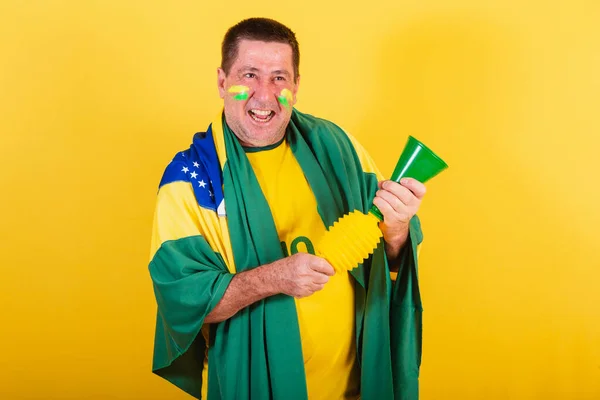 Vuxen Man Fotbollsfan Från Brasilien Med Flagga Med Horn Gör — Stockfoto