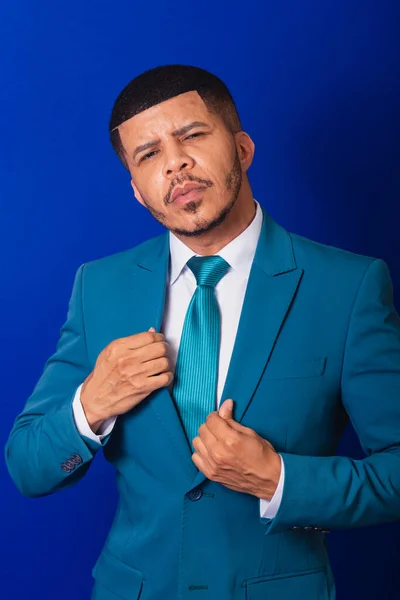 スーツと青いネクタイを着たブラジルの黒人男性 ビジネスマン 腕を組んで顔を合わせると — ストック写真