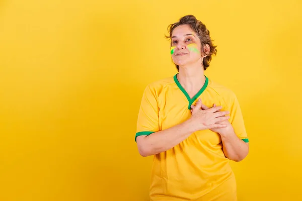 Mujer Adulta Adulta Hincha Fútbol Brasil Mano Sobre Pecho Himno — Foto de Stock