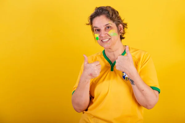 Yetişkin Bir Kadın Brezilya Dan Futbol Fanatiği Pozitif Pozitif — Stok fotoğraf