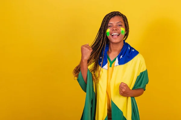 Donna Colore Giovane Appassionato Calcio Brasiliano Indossando Bandiera Celebrando Vittoria — Foto Stock