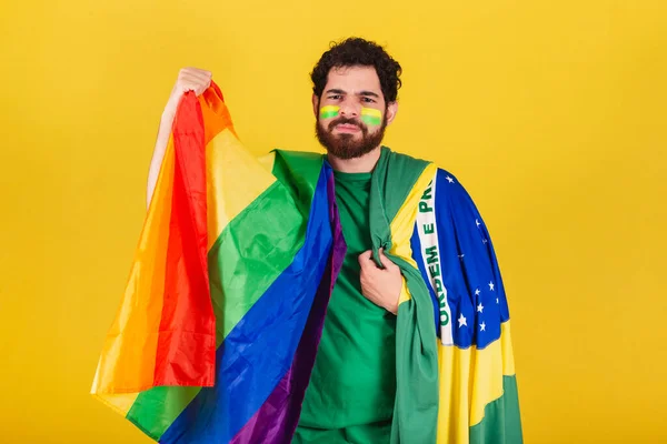 Biały Mężczyzna Brodą Brazylijczyk Fan Piłki Nożnej Brazylii Noszący Flagę — Zdjęcie stockowe