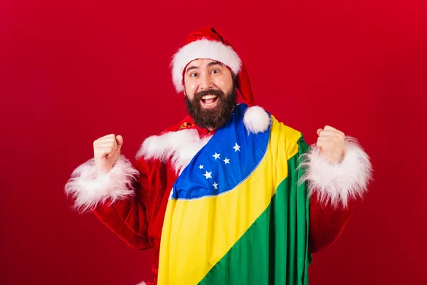 Brazilian Santa Claus Pria Muda Kaukasia Dengan Bendera Brazil Merayakan — Stok Foto