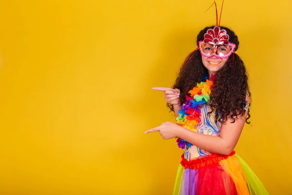 Caucasiana Menina Brasileira Vestida Para Carnaval Bem Vindo Apontando Para — Fotografia de Stock
