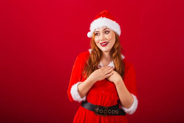 Mooie Braziliaanse Roodharige Vrouw Gekleed Kerstkleding Santa Claus Handen Borst — Stockfoto