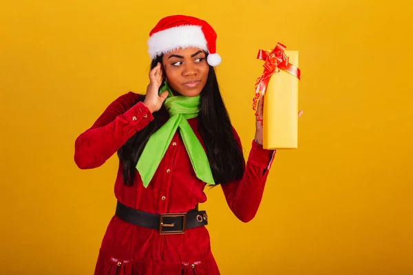 Μαύρη Γυναίκα Που Φοράει Χριστουγεννιάτικα Ρούχα — Φωτογραφία Αρχείου