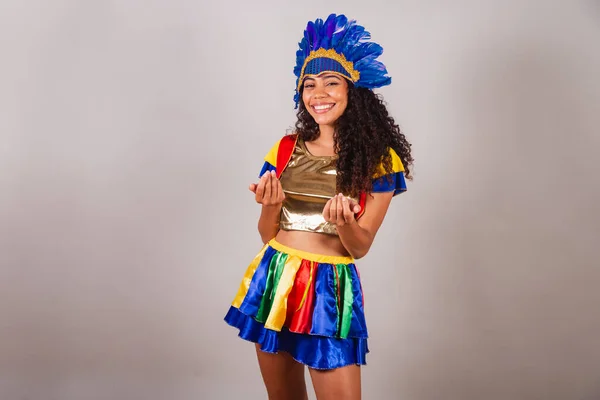 Schöne Schwarze Brasilianerin Mit Frevo Kleidung Karneval Karnevalsfedern Kopfbedeckung Einladende — Stockfoto