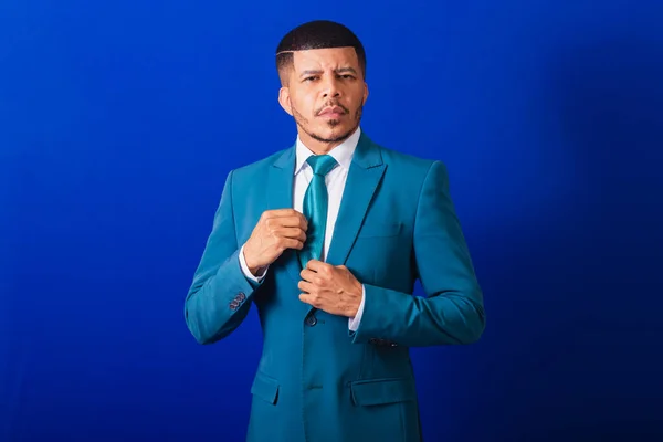 スーツと青いネクタイを着たブラジルの黒人男性 ビジネスマン ネクタイを — ストック写真