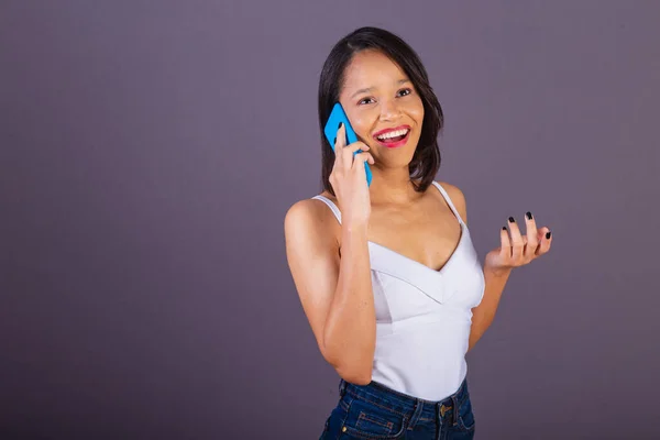 Kuzeydoğu Brezilya Dan Genç Bir Kadın Akıllı Telefondan Sesli Arama — Stok fotoğraf
