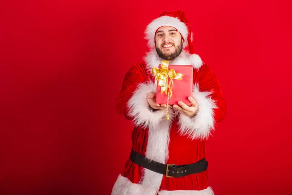 Běloch Brazilec Oblečený Vánočních Šatů Santa Claus Drží Červený Dárek — Stock fotografie