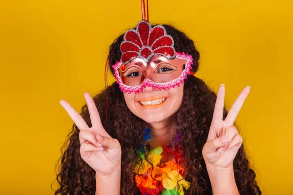 Kaukasisch Braziliaans Meisje Gekleed Voor Carnaval Vrede Liefde Symbool Poseren — Stockfoto